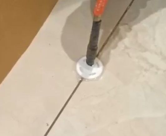 淮北瓷砖空鼓维修公司专业解答瓷砖在铺贴过程中，如果没有涂抹均匀到位的粘结材料（如水泥砂浆或瓷砖胶），可能会导致以下问题